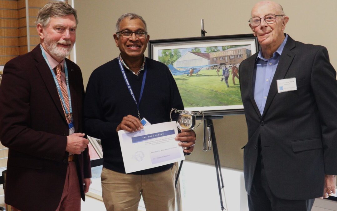 Committee Member Allan Perera-Liyanage recieves trophy from the Guild of Aviation Artists.